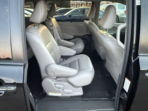 Used 2019 Toyota Sienna XLE FWD image 27