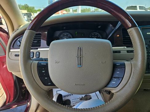 Used 2007 Lincoln Town Car Signature Limited RWD image 10
