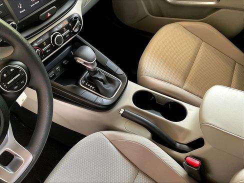 Used 2025 Kia Soul LX w/ LX Technology Package FWD image 16