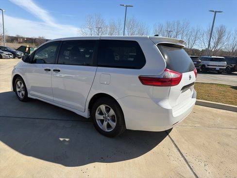 Used 2020 Toyota Sienna L image 4
