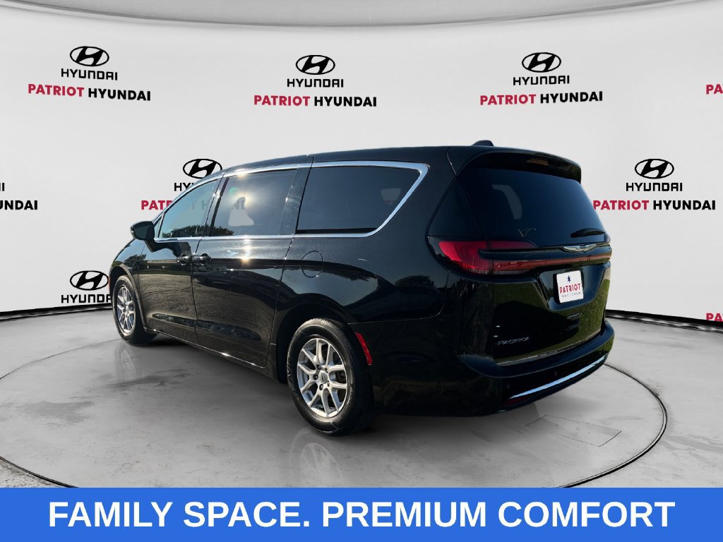 Used 2025 Chrysler Pacifica Select FWD image 5