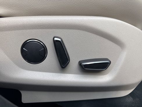 Used 2018 Ford Explorer XLT w/ Equipment Group 202A image 29