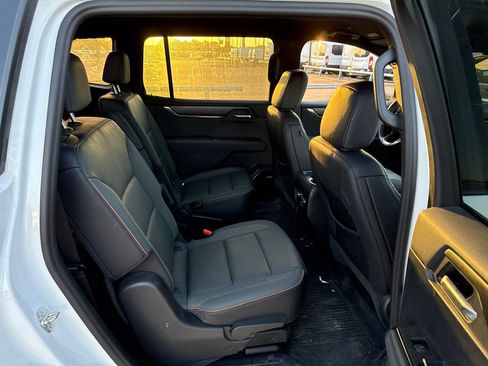 Used 2024 GMC Acadia AT4 w/ Luxury Package AWD/4WD image 12