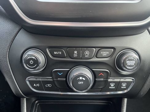 Used 2019 Jeep Cherokee Latitude Plus w/ Cold Weather Group image 24