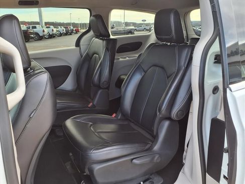 Used 2023 Chrysler Pacifica Touring-L FWD image 12
