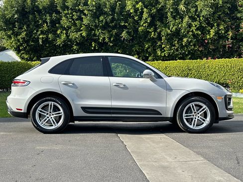 Used 2025 Porsche Macan image 9