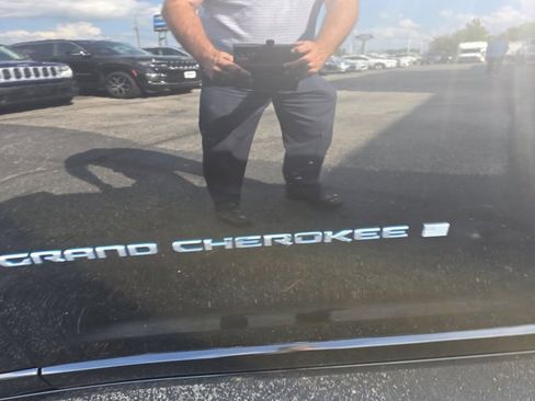 Used 2022 Jeep Grand Cherokee Overland w/ Luxury Tech Group IV image 11