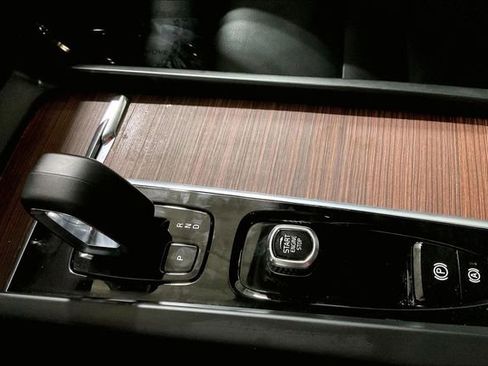 Certified 2025 Volvo V60 B5 Cross Country Plus image 32