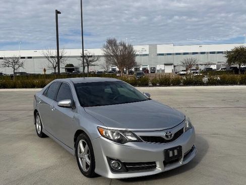 Used 2013 Toyota Camry SE image 1