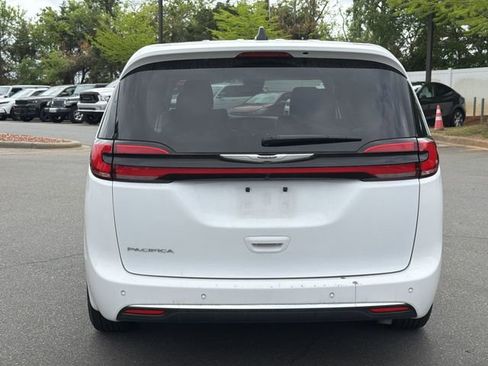 Used 2023 Chrysler Pacifica Touring-L FWD image 4