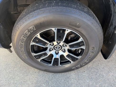 Used 2021 Nissan Titan SV w/ SV Convenience Package image 10