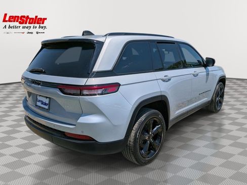 Used 2023 Jeep Grand Cherokee Altitude AWD/4WD image 5