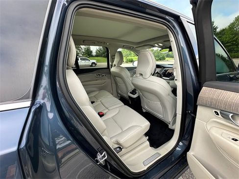 Used 2023 Volvo XC90 B6 Plus image 17