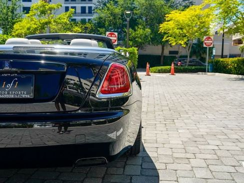 Used 2018 Rolls-Royce Dawn image 23