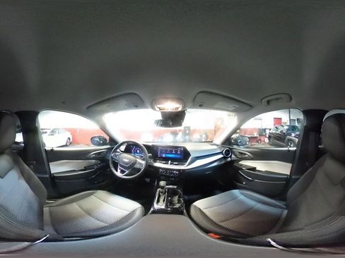 Used 2025 Chevrolet Trax LT w/ LT Convenience Package image 41