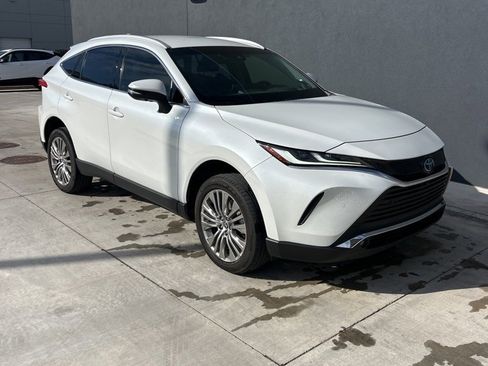 Used 2023 Toyota Venza Limited image 3