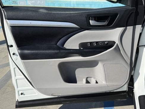 Used 2019 Toyota Highlander XLE w/ Carpet Mat Package (TMS) FWD image 17
