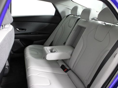 Used 2025 Hyundai Elantra Limited image 19