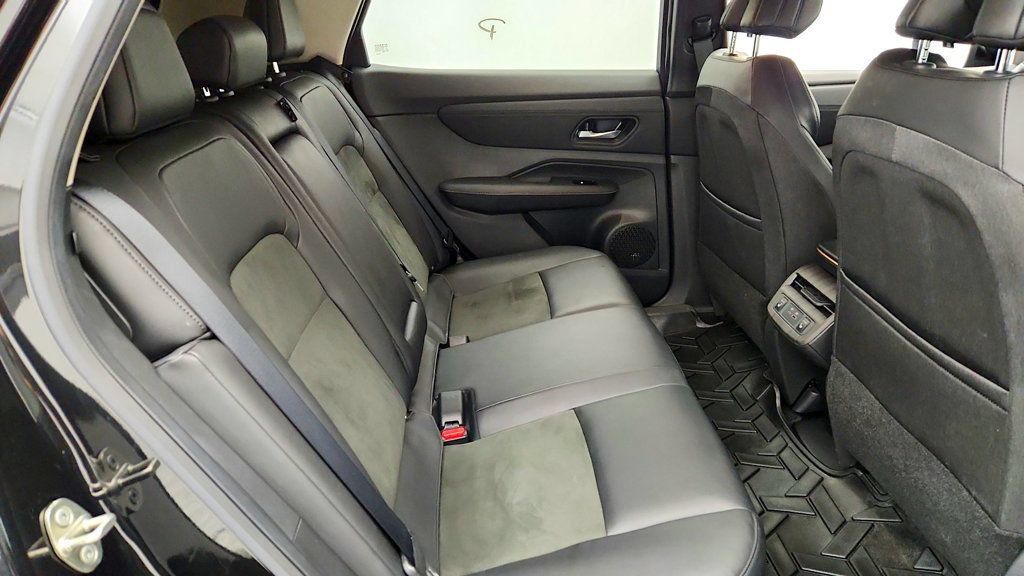 Used 2024 Nissan Ariya AWD image 23