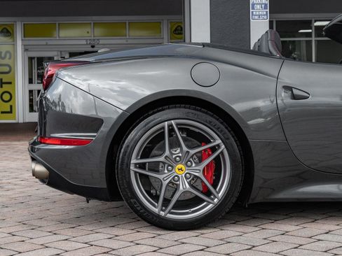 Used 2015 Ferrari California T image 33
