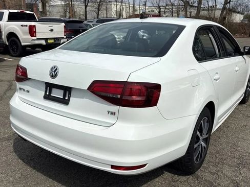 Used 2017 Volkswagen Jetta SE image 2