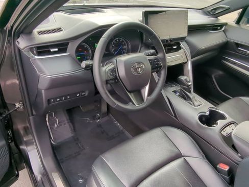 Used 2021 Toyota Venza Limited w/ Advanced Technology Package image 9