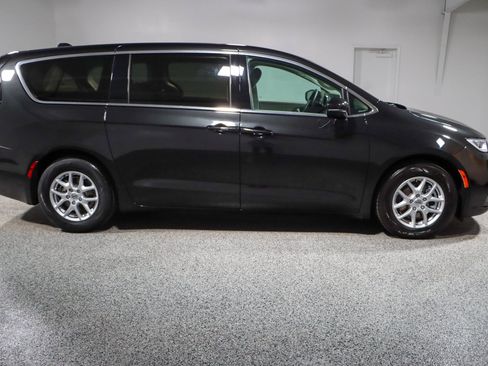 Used 2023 Chrysler Pacifica Touring-L FWD image 6