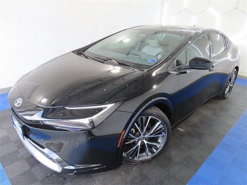 Used 2023 Toyota Prius XLE FWD image 4