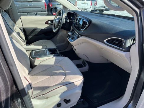 Used 2017 Chrysler Pacifica Limited w/ UConnect Theater Package image 22