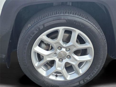 Used 2017 Jeep Renegade Latitude FWD image 34