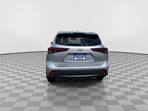 Used 2024 Toyota Highlander XLE image 6