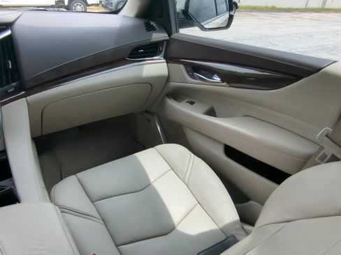 Used 2017 Cadillac Escalade ESV Luxury RWD image 15