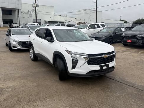 Used 2025 Chevrolet Trax LS FWD image 3