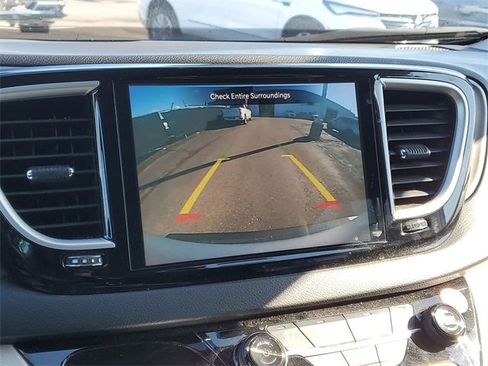 Used 2024 Chrysler Pacifica Touring-L image 14