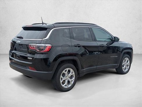 Used 2024 Jeep Compass Latitude AWD/4WD image 5