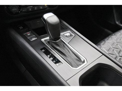 New 2026 Nissan Kicks SV w/ Charging Package FWD image 27