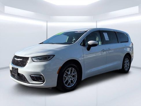 Used 2023 Chrysler Pacifica Touring-L FWD image 7
