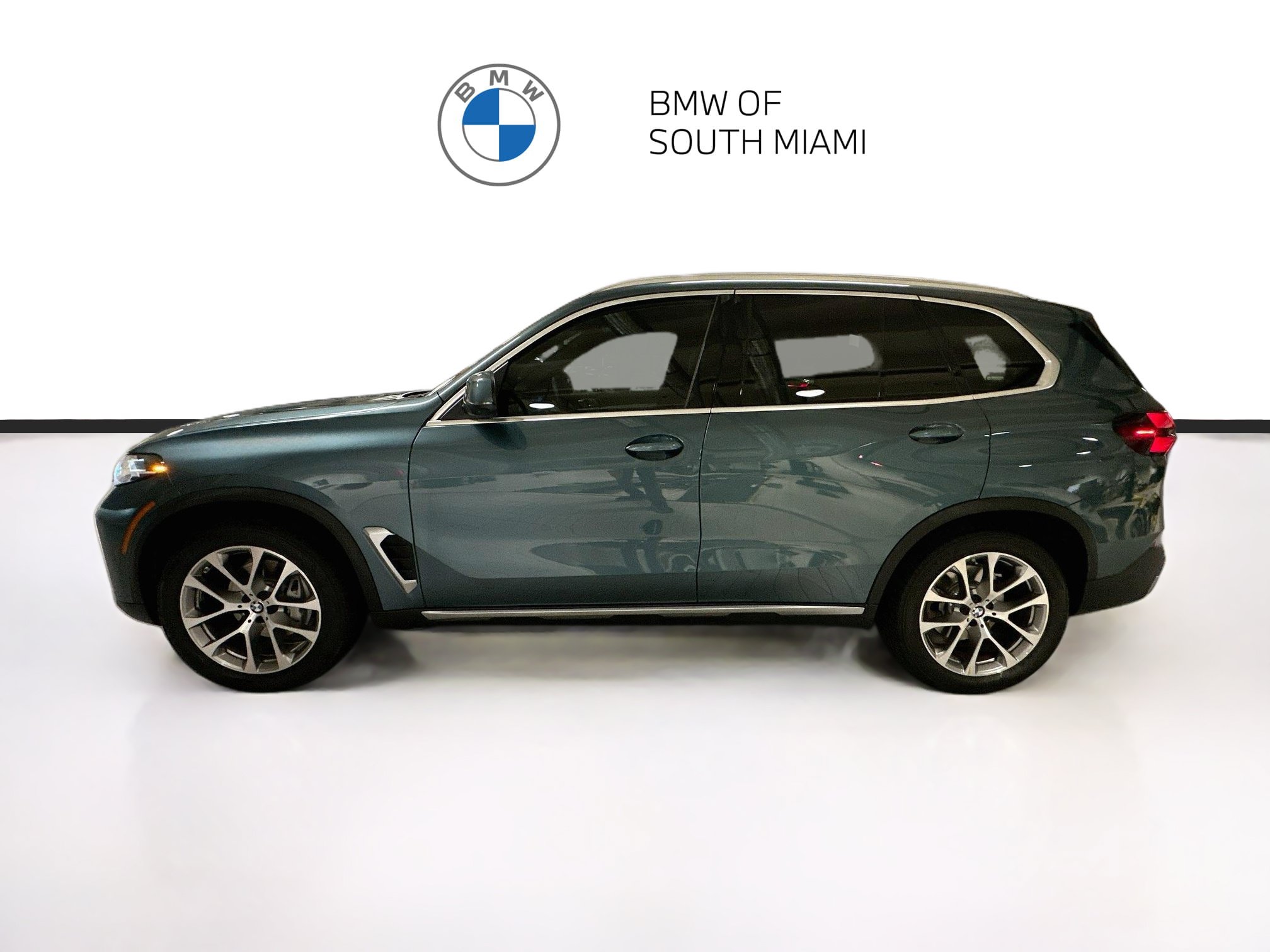 Certified 2024 BMW X5 xDrive40i w/ Parking Assistance Package AWD/4WD image 4