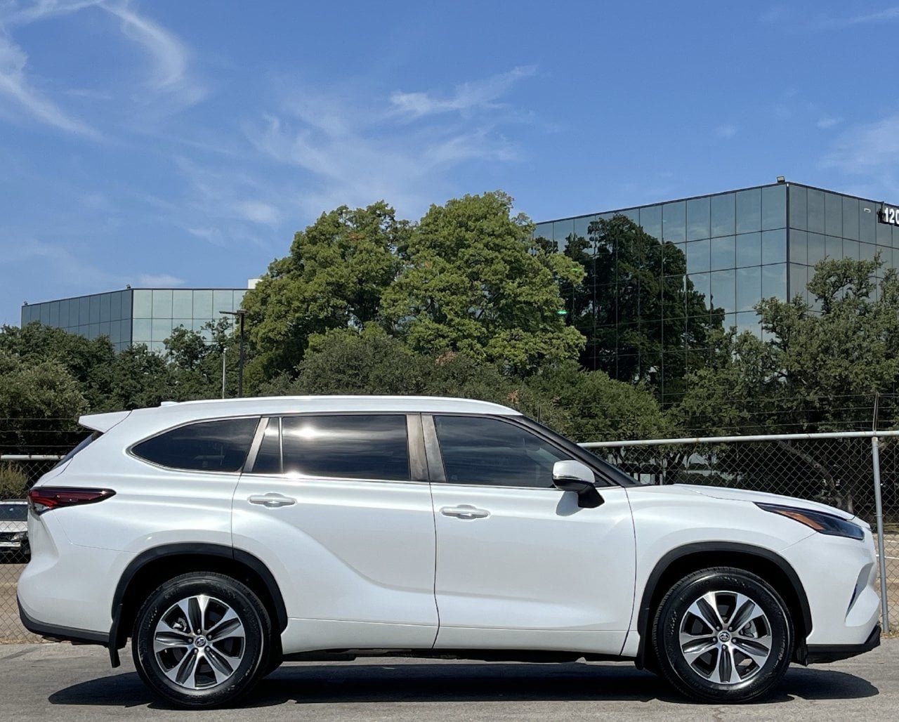 Used 2024 Toyota Highlander XLE FWD image 3