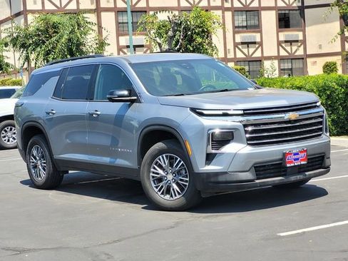 Used 2024 Chevrolet Traverse LT AWD/4WD image 2