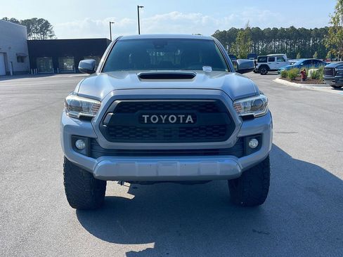 Used 2019 Toyota Tacoma TRD Sport AWD/4WD image 2