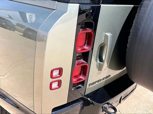 Used 2024 Land Rover Defender 130 X-Dynamic SE image 32