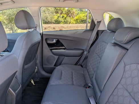 Used 2021 Kia Niro LXS image 14