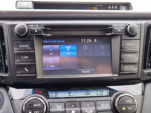 Used 2018 Toyota RAV4 LE AWD/4WD image 16