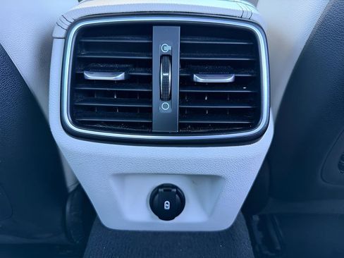 Used 2023 Genesis G70 2.0T image 12