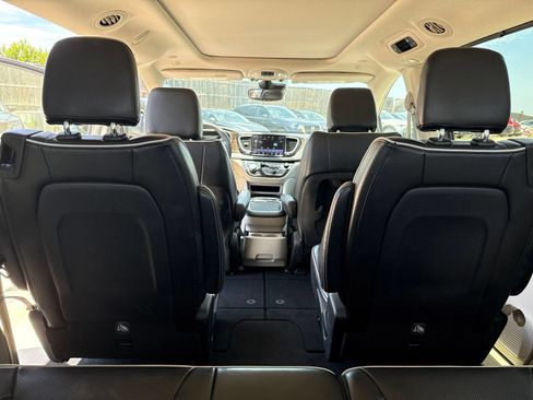 Used 2022 Chrysler Pacifica Limited FWD image 14