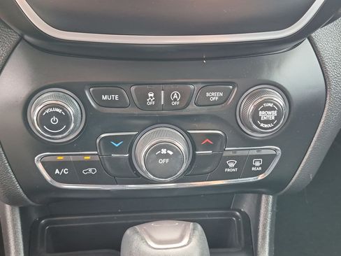 Used 2019 Jeep Cherokee Latitude Plus AWD/4WD image 20
