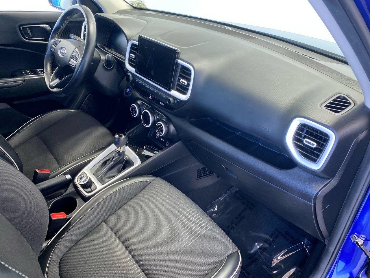 Used 2023 Hyundai Venue Limited FWD image 29