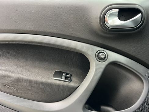 Used 2016 smart fortwo passion image 12