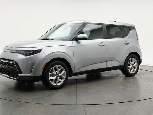 Used 2025 Kia Soul LX w/ LX Technology Package FWD image 3